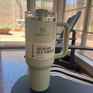 Stanley Quencher H2.0 Tumbler Magnolia LIMITED EDITION COLOR
